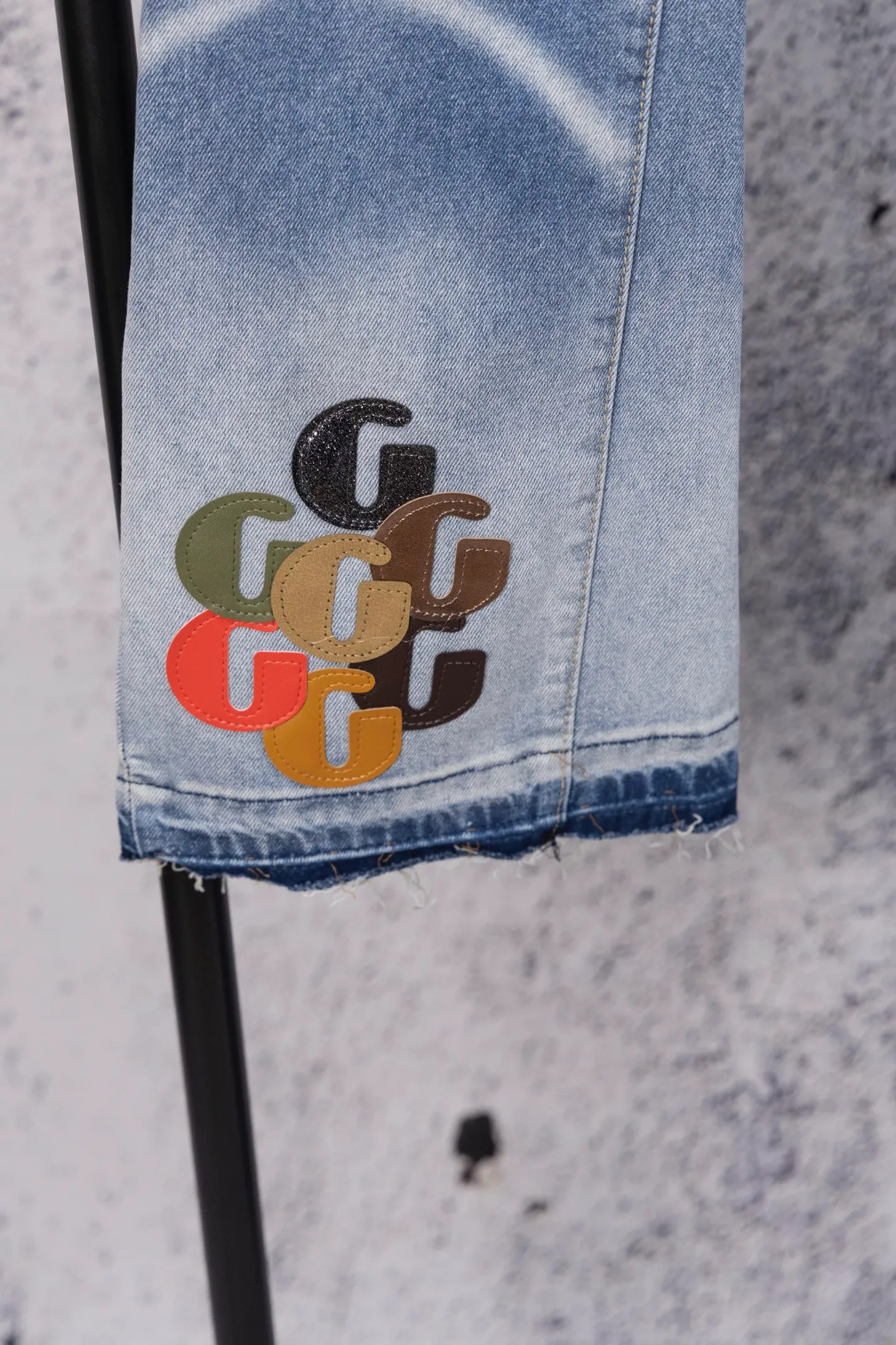 💰240 GALLERY DEPT.25ss new style. Denim spliced ​​with all-over printed leather ripped bell-bottoms, washed and distressed jeans. Gallery Dept. was born in the soil of Los Angeles street culture. With the core concept of "art is daily life", it deeply integrates traditional denim craftsmanship with modern graffiti art. The brand transforms old denim, Vintage T-shirts and other items by hand, giving them personalized elements such as wear, splashing, splicing, etc. Each piece is hand-finished by craftsmen and has both artistic collection value and practical function. In 2021, the joint capsule series with French veteran Lanvin and the cooperation with Chrome Hearts have attracted the attention of the fashion industry, confirming its transformation from an independent studio to an international trend symbol. Gallery Dept. targets the global fashion pioneer group aged 18-35 and positions itself as a "high street art trendy brand". Its core competitiveness lies in: • Cultural symbol output: Through endorsements from stars such as Virgil Abloh, Jennie, and Justin Bieber, it strengthens the brand's benchmark status in the hip-hop and fashion circles. Size: 28-36 Color: Blue